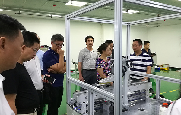 廣西桂平市市委書記鐘暢姿、副市長蒙星強一行蒞臨深科特參觀指導(dǎo)